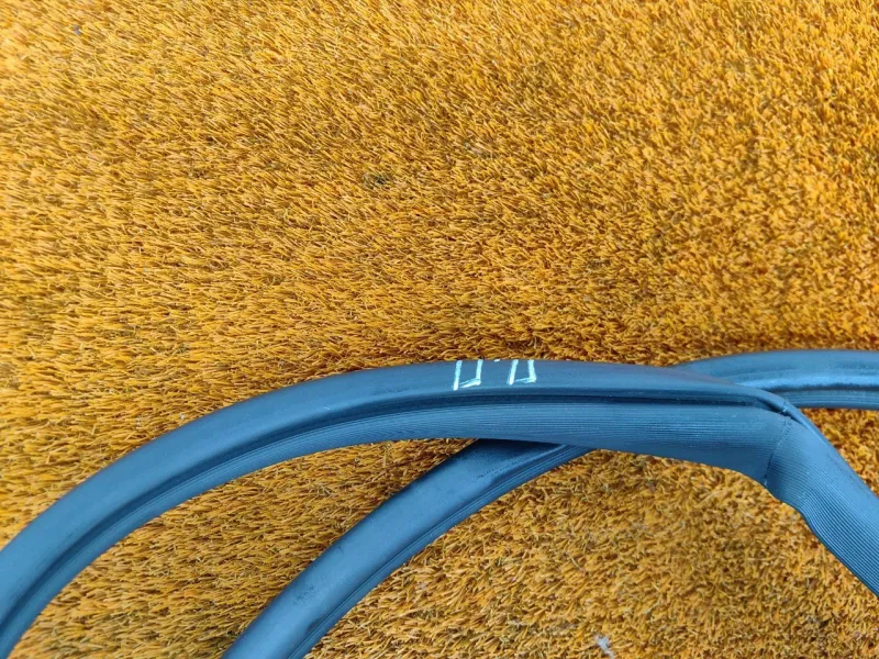 Уплотнитель проема двери