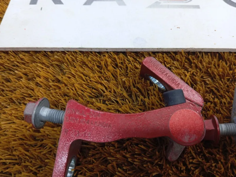 Петля двери