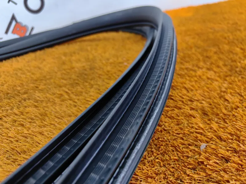 Уплотнитель проема двери