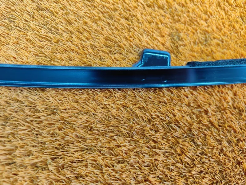 Направляющая стекла двери