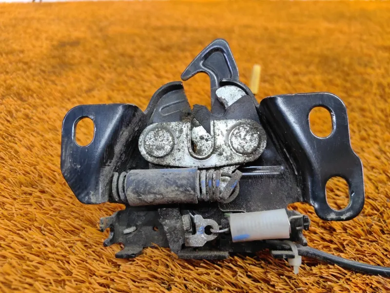 Замок капота