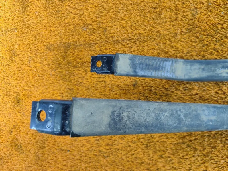 Крепление топливного бака