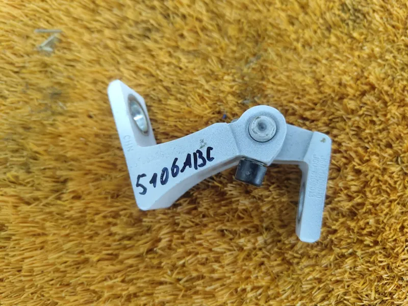 Петля двери