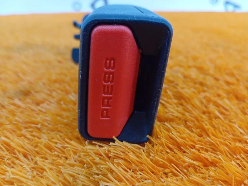 Ответная часть ремня безопасности