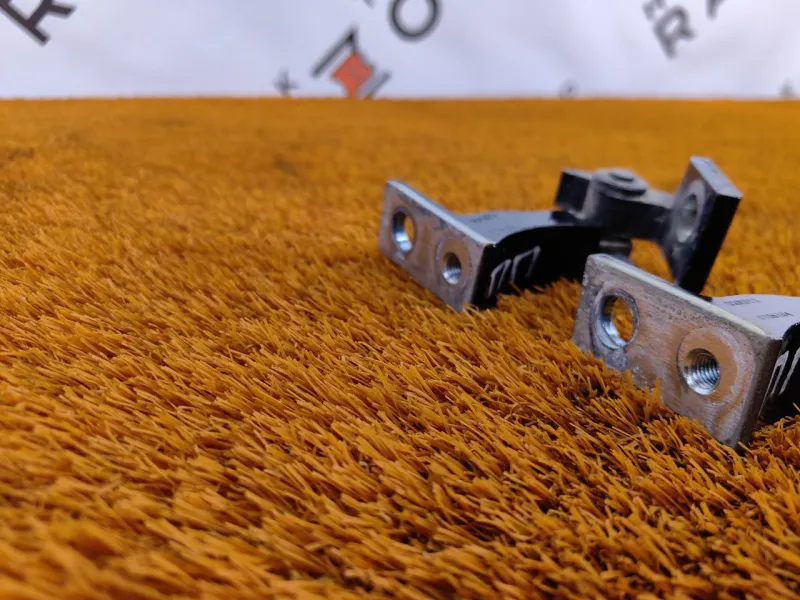 Петля двери