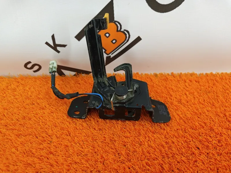 Замок капота