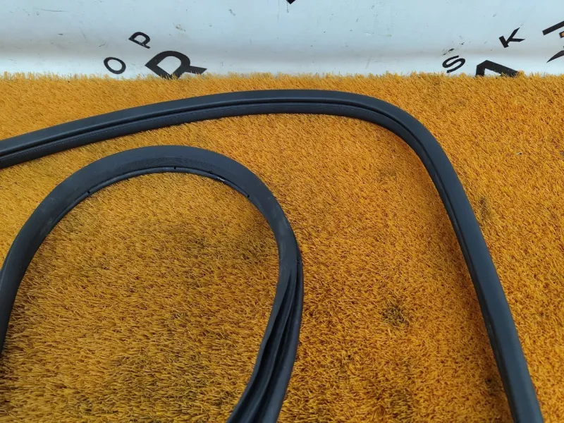 Уплотнитель проема двери