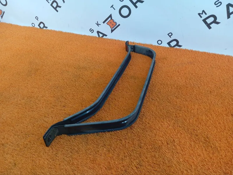 Крепление топливного бака