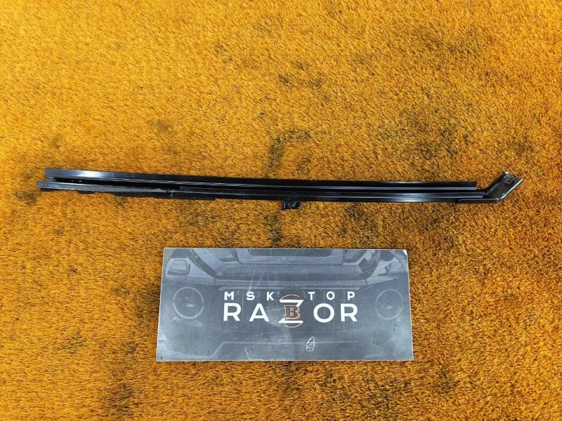 Направляющая стекла двери