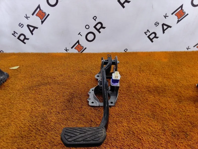 Педаль тормоза