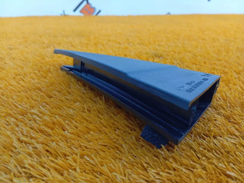 Направляющая стекла двери