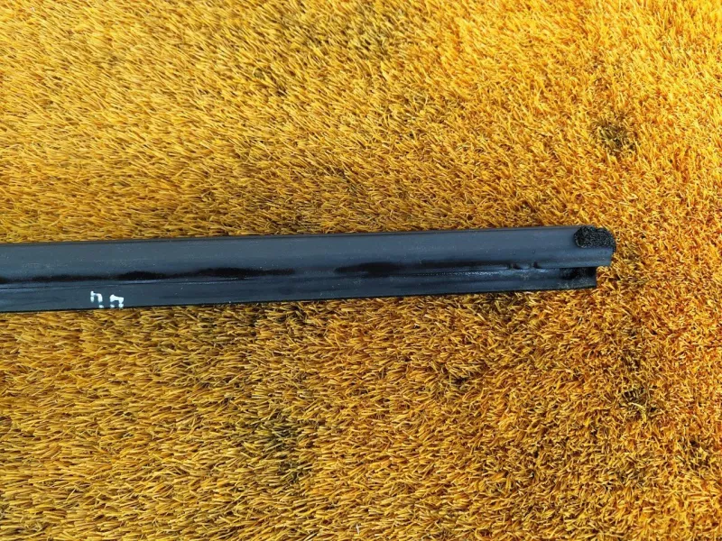 Уплотнитель стекла двери