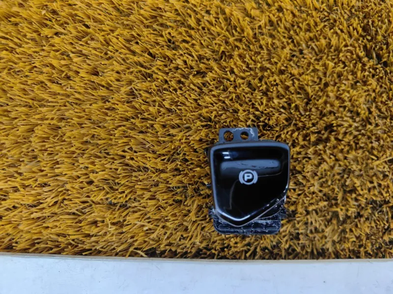 Кнопка стояночного тормоза