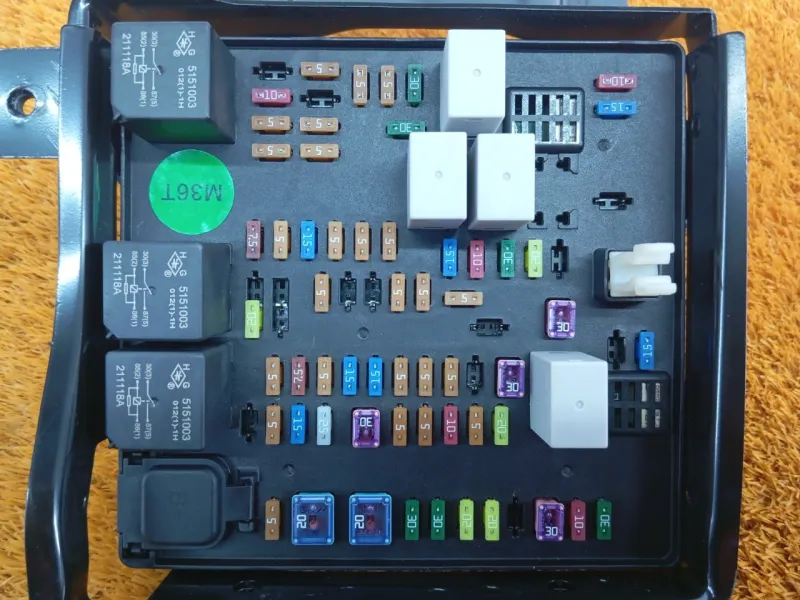 Блок предохранителей под капот