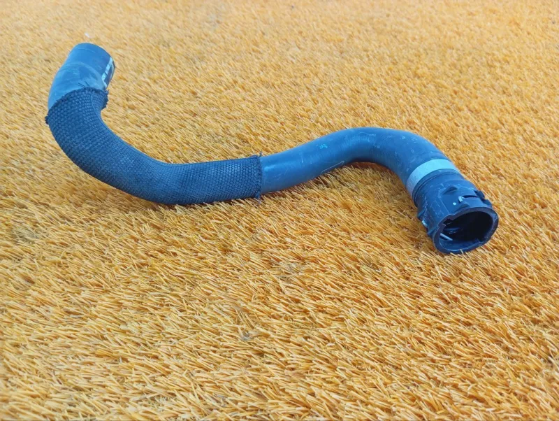 Патрубок системы охлаждения