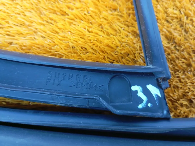 Уплотнитель стекла двери