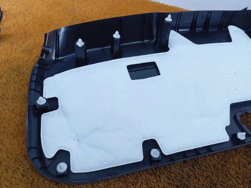 Обшивка двери багажника