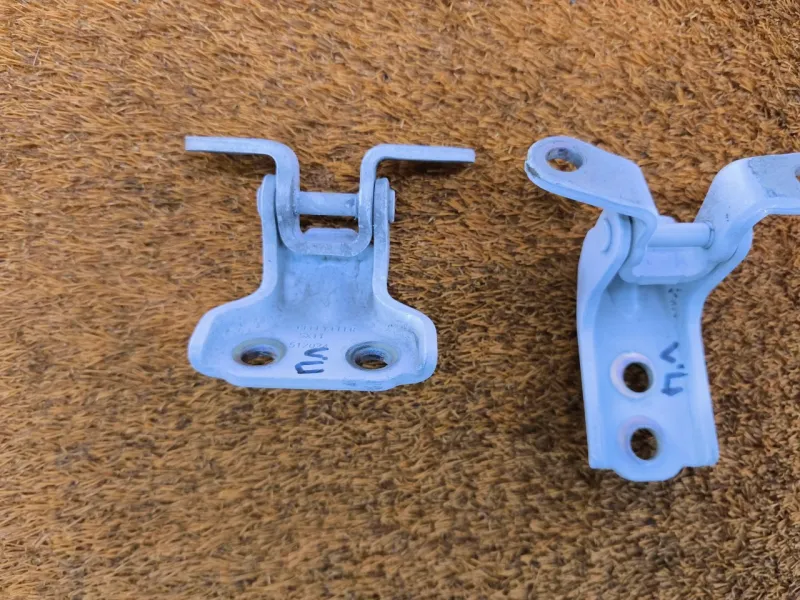 Петля двери