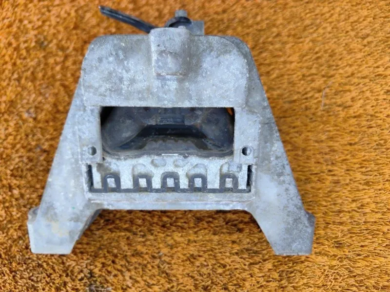 Подушка двигателя