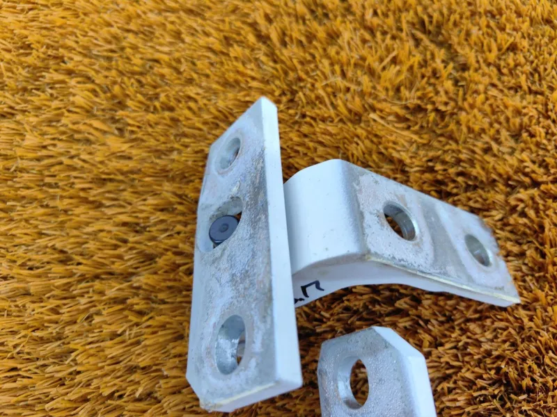 Петля двери