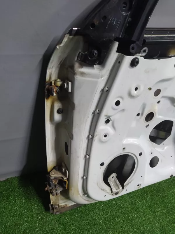 Дверь Audi A4 2005 8E0831052J B7, передняя правая