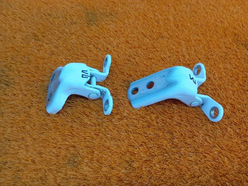 Петля двери