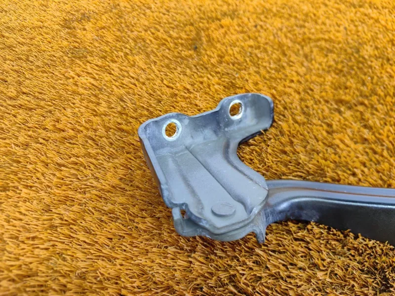 Петля капота