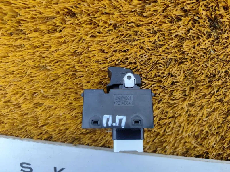 Кнопка стеклоподъемника