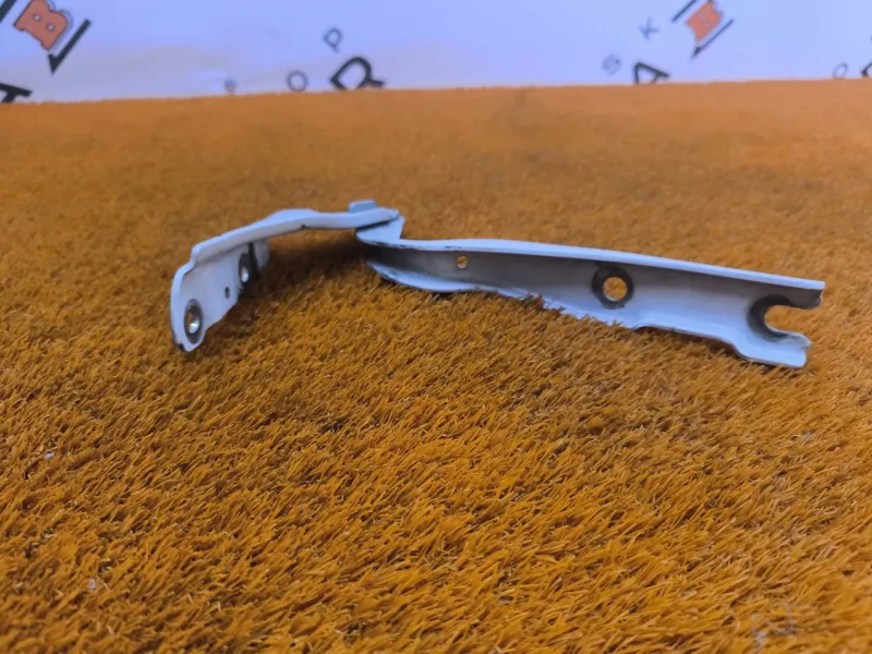 Петля капота