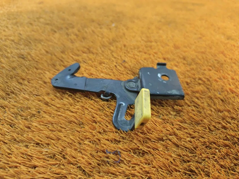 Крюк замка капота