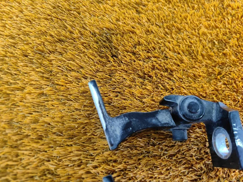 Петля двери