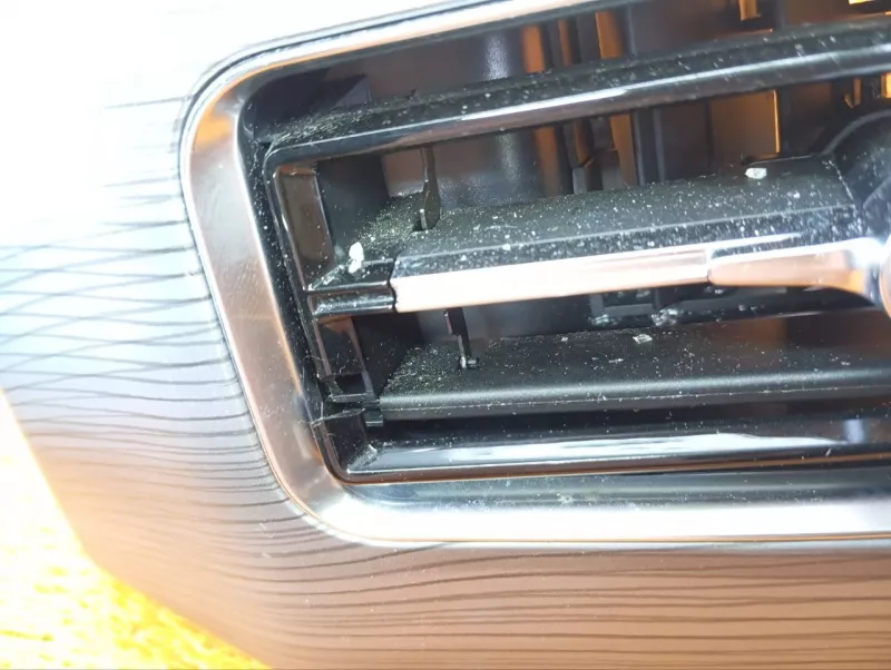 Декоративная накладка торпедо под дефлектор