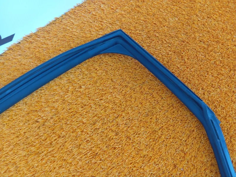 Уплотнитель стекла двери