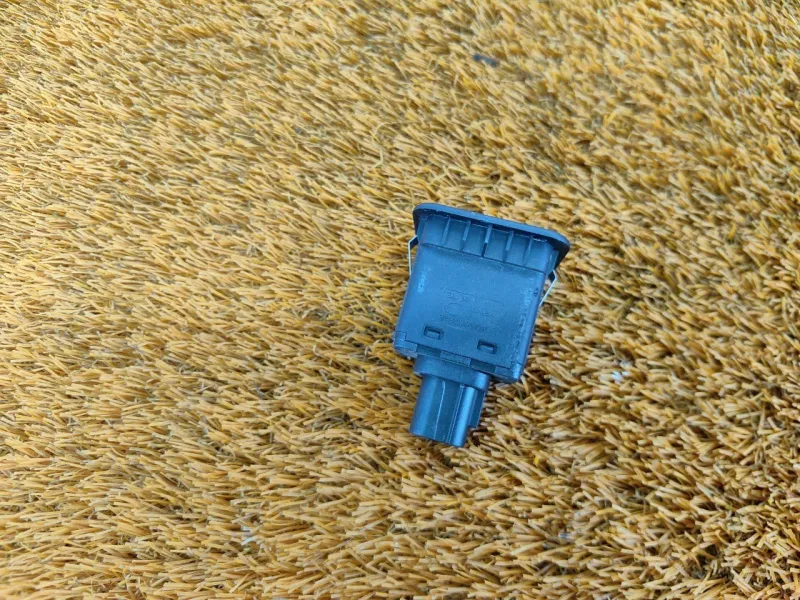 Кнопка открывания багажника