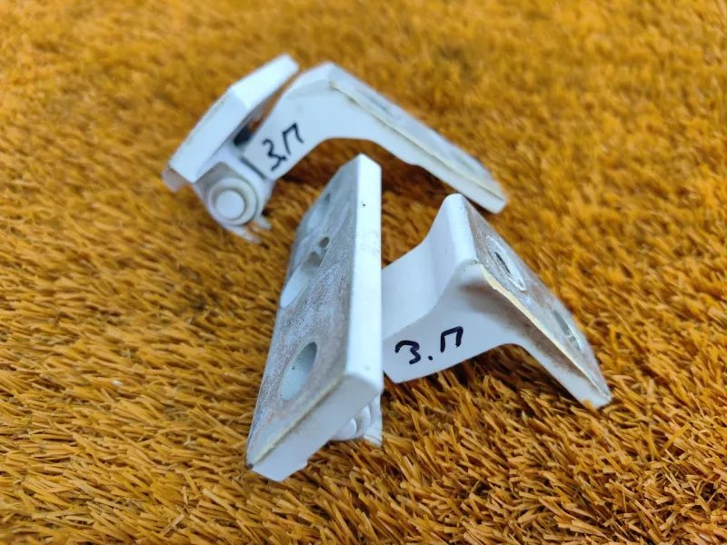 Петля двери