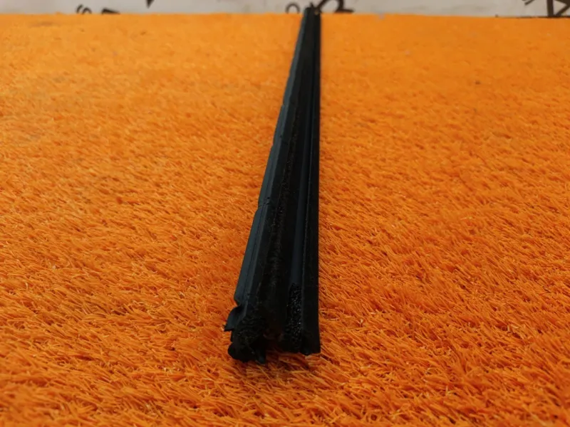 Уплотнитель стекла двери