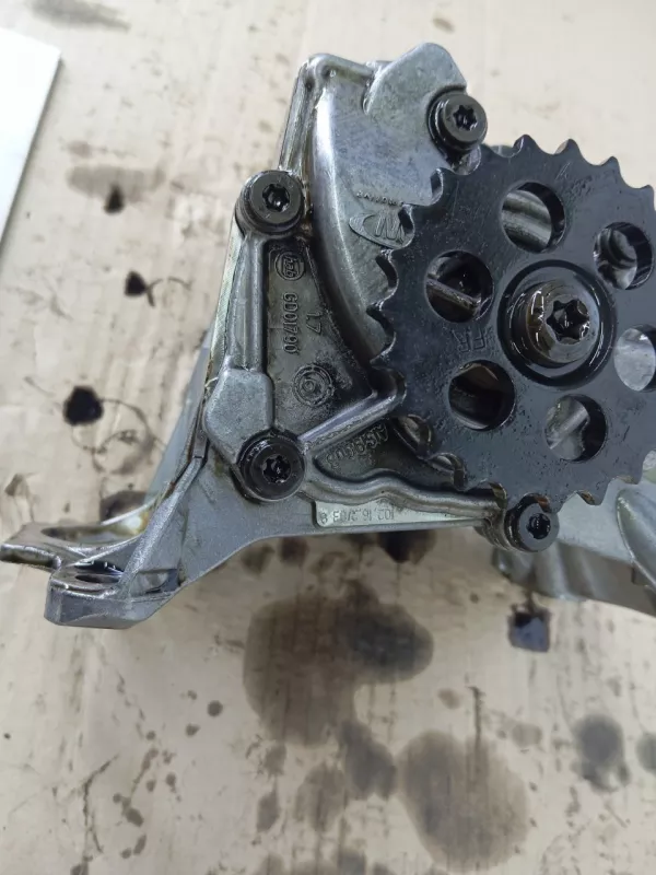 Масляный насос BMW 5-Series 2019 11418513756 G30 B47D20A