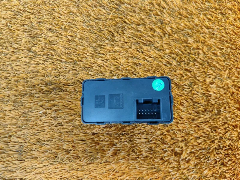 Кнопка стояночного тормоза