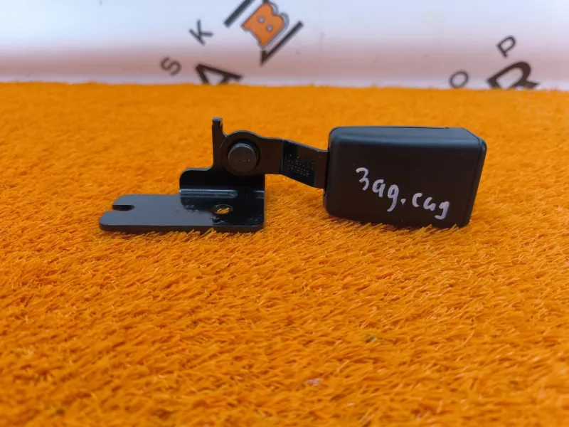 Ответная часть ремня безопасности