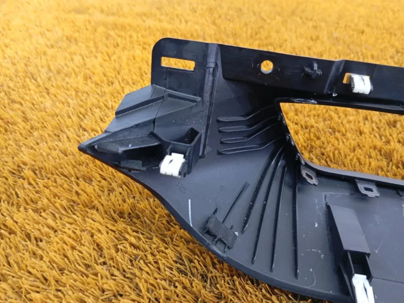 Декоративная накладка торпедо под дефлектор