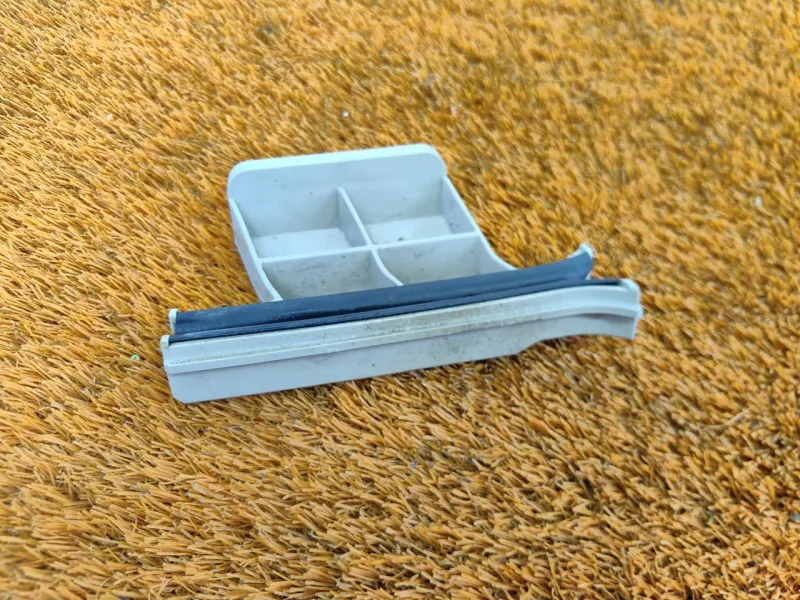 Направляющая стекла двери