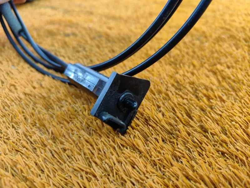 Трос лючка топливного бака