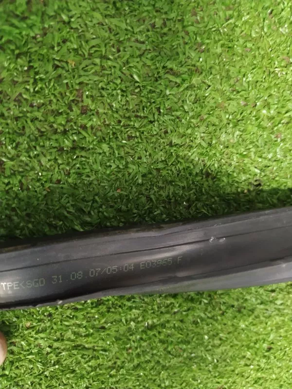 Уплотнитель стекла двери