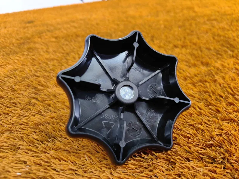 Болт крепления запасного колеса