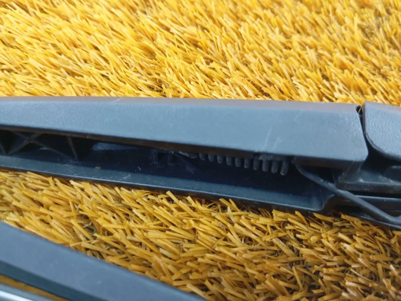 Поводок стеклоочистителя багажника