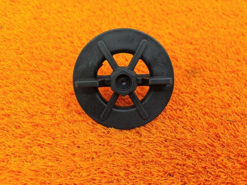 Болт крепления запасного колеса