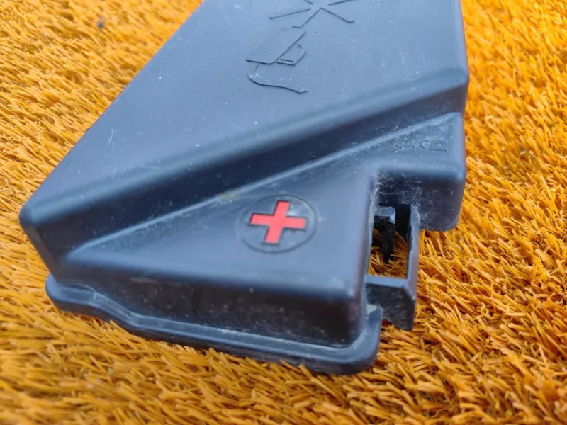 Крышка блока предохранителей