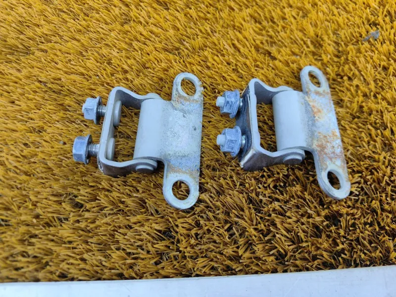 Петля двери багажника