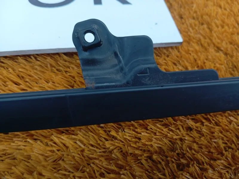 Направляющая стекла двери