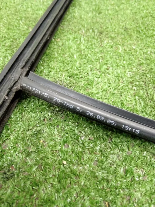 Уплотнитель стекла двери